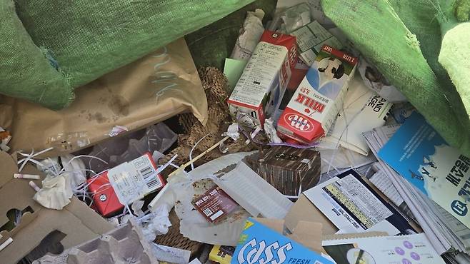 서울 구로구의 한 아파트 단지 재활용 수거 현장에서 멸균팩들이 종이더미 사이에 섞여있다. 멸균팩은 별도로 분리 배출해야 백판지 등으로 재활용할 수 있다. 은정진 기자