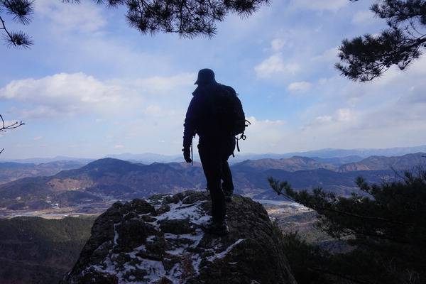 동쪽으로 백화산·황악산이 보이는 하산길 전망대.