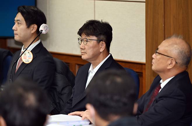 People Power Party lawmaker Kweon Seong-dong attends a hearing on allegations that he received illegal political funds from the Unification Church, at the Seoul Central District Court in southern Seoul on Nov. 3, 2025. [JOINT PRESS CORPS]
