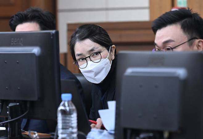 Former first lady Kim Keon Hee, center, is seen during the final hearing on charges of violating the Capital Market Act held at the Seoul Central District Court in Seocho District, southern Seoul on Dec. 3, 2025. [JOINT PRESS CORPS]