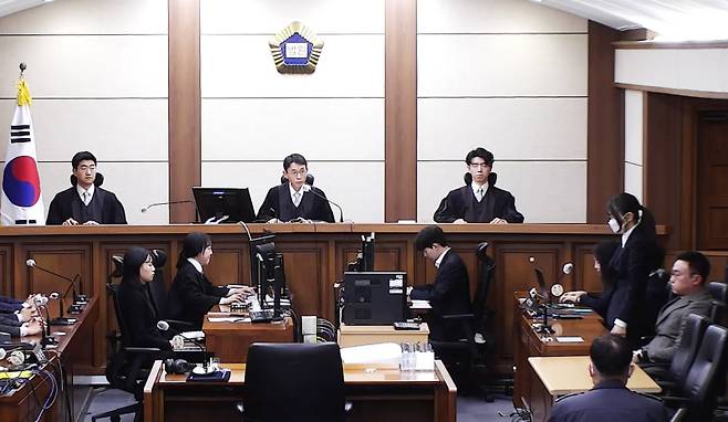 통일교 금품수수 등 혐의로 구속기소된 김건희 여사가 28일 서울중앙지방법원에서 열린 1심 선고공판에서 실형을 선고받고 있다. 서울중앙지법 제공&nbsp;