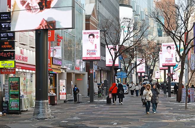 영하 10도 안팎의 추위가 기승을 부린 25일  서울 명동 거리가 비교적 한산하다. [연합뉴스]