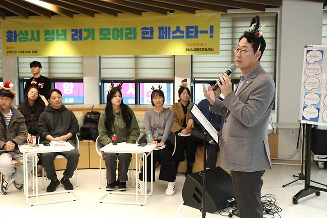 정명근 화성시장이 청년취업끝까지지원센터 성과보고회에서 청년들에게 격려의 말을 하고 있다. [화성특례시]