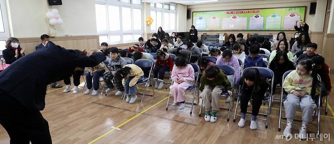 (부산=뉴스1) 윤일지 기자 = 20일 부산 사상구 괘법초등학교 동백관에서 열린 감전초와의 통합 전 이별식에서 교장 선생님이 손으로 하트를 만들며 재학생들에게 작별 인사를 하고 있다. 사진은 기사 내용과 무관. 2026.1.20/뉴스1 Copyright (C) 뉴스1. All rights reserved. 무단 전재 및 재배포, AI학습 이용 금지. /사진=(부산=뉴스1) 윤일지 기자
