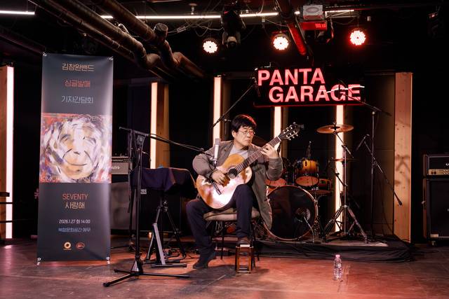 “낡은 노래는 걸어두고 새옷 입어야죠”… ‘청춘 부럽지 않은 일흔’을 노래하다