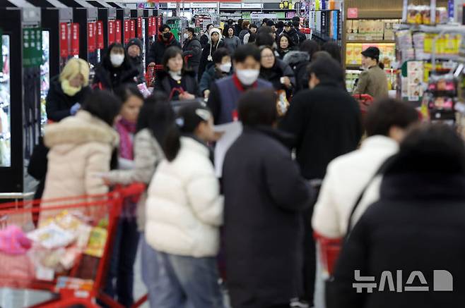 [서울=뉴시스] 홍효식 기자 = 사진은 지난 23일 서울 시내 한 대형마트에서 시민들이 장을 보고 있는 모습. 2026.01.23. yesphoto@newsis.com