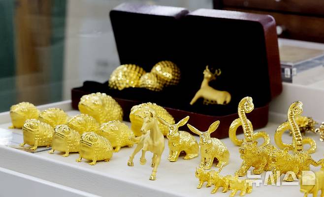 [서울=뉴시스] 김혜진 기자 = 금값이 사상 처음으로 온스당 5100달러 선을 돌파한 지난 27일 서울 종로구 한국금거래소 종로본점에 금 제품이 진열되어 있다.26일(현지 시간) 파이낸셜타임스(FT), CNBC 등에 따르면 국제 금 현물 가격은 전장 대비 2.4% 오른 온스당 약 5102달러에 거래되며 최고치를 기록했다. 뉴욕상품거래소에서 2월 인도분 금 선물은 전 거래일보다 2.1% 오른 온스당 5082.50달러에 마감했다. 2026.01.27. jini@newsis.com