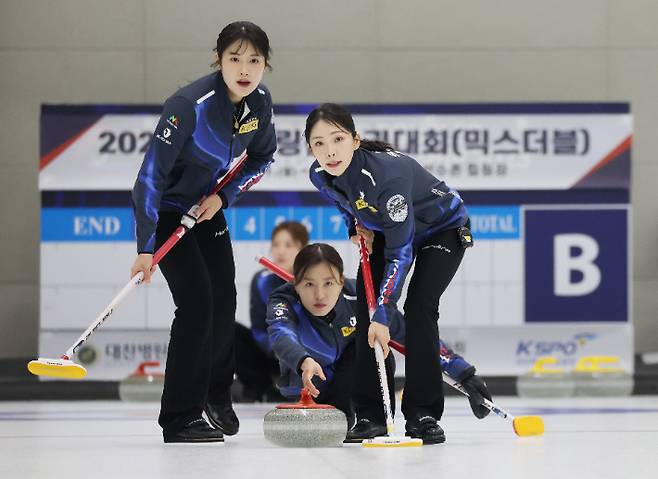 2026 밀라노·코르티나담페초 동계올림픽을 앞두고 지난 27일 충북 진천선수촌 컬링장에서 컬링대표팀의 설예은(사진 왼쪽부터), 김은지, 김수지가 훈련하고 있다. 연합뉴스