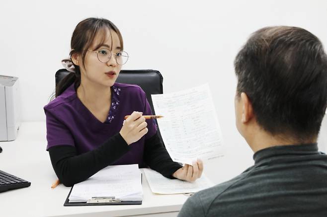 순천향대천안병원 암 전문 코디네이터가 상담을 하고 있다. 순천향대천안병원 제공