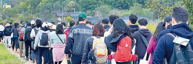 메이드인피플이 주관한 걷기 프로그램 참가자들이 경북 영덕 블루로드에서 다양한 풍광을 만끽하고 있다. 메이드인피플