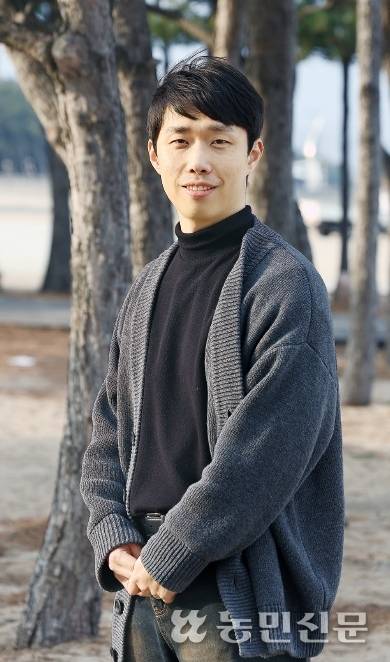 경북 영덕의 대표 둘레길 블루로드에서 잠시 여유로운 시간을 보내고 있는 설동원 메이드인피플 대표. 영덕=김도웅 프리랜서 기자