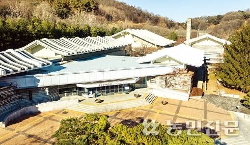 여러 건물이 연결된 구조인 상설전시관. 충북에서 발굴된 유물과 금속 국가유산 등 1400여점이 전시돼 있다. 청주=현진 프리랜서 기자