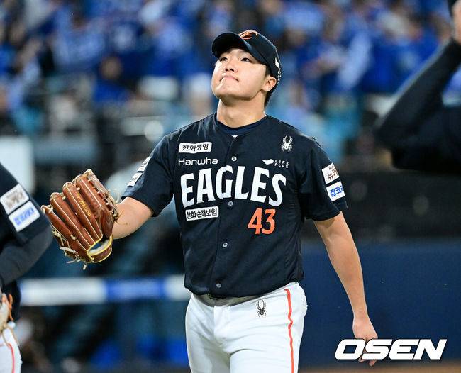 [OSEN=대구, 최규한 기자] 22일 대구 삼성라이온즈파크에서 ‘2025 신한 SOL Bank KBO리그’ 포스트시즌 플레이오프 4차전 삼성 라이온즈와 한화 이글스의 경기가 열렸다.삼성은 원태인, 한화는 정우주를 선발로 내세웠다.1회말 삼성 공격을 무실점으로 막아낸 한화 선발 정우주가 더그아웃으로 향하고 있다. 2025.10.22 / dreamer@osen.co.kr