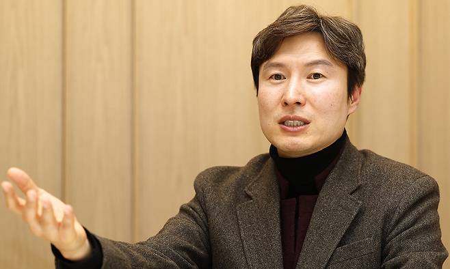 김해영 록브리지코리아 이사장이 22일 서울 강남 사무실에서 가진 세계일보와 인터뷰에서 자국 우선주의가 강해지고 있는 최근 국제사회에 대해 “예전처럼 관성대로 움직이면 대한민국 생존을 장담할 수 없다”며 미국 중심 공급망에서 대체 불가능한 입지를 만들어야 한다고 강조하고 있다. 유희태 기자