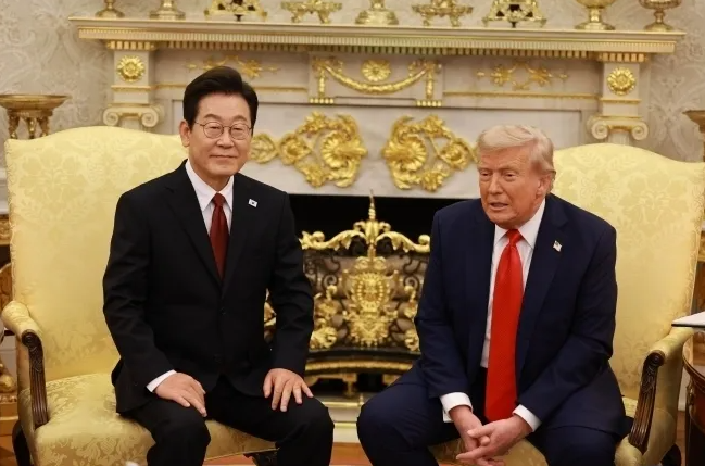 이재명 대통령과 도널드 트럼프 미국 대통령이 25일(현지 시간) 미국 워싱턴DC 백악관에서 한미 정상회담을 하고 있다. 2025.08.26. 뉴시스