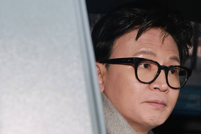 한동훈 전 국민의힘 대표가 14일 당 윤리위원회의 제명 결정 관련 기자회견을 마치고 국회의원회관을 잠시 방문한 뒤 차량에 탑승하고 있다. ⓒ 연합뉴스