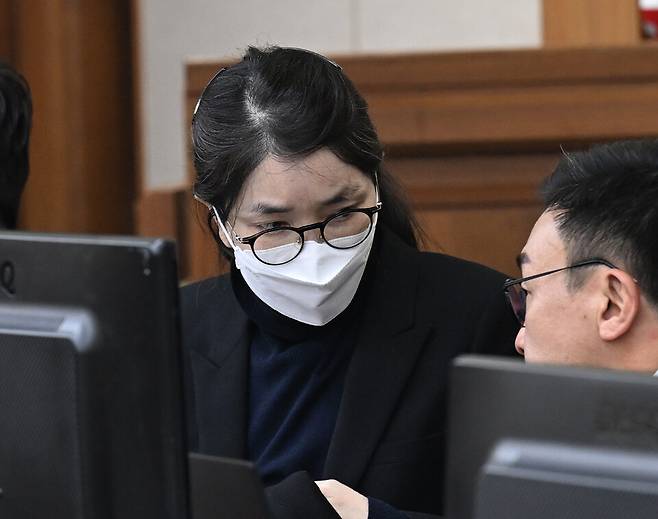 도이치모터스 주가조작과 명태균 공천개입, 통일교 청탁·뇌물 수수 의혹 혐의 등으로 구속기소된&nbsp;김건희&nbsp;여사가 지난해 12월3일 서울 서초구 서울중앙지방법원에서 열린 자본시장법 위반 혐의 결심 공판에 출석해 변호인과 대화하고 있다. ⓒ사진공동취재단