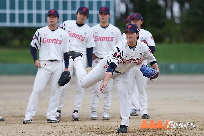 불펜 주축 없이 캠프 시작한 롯데…기대주 7명에는 눈도장 찍을 기회
