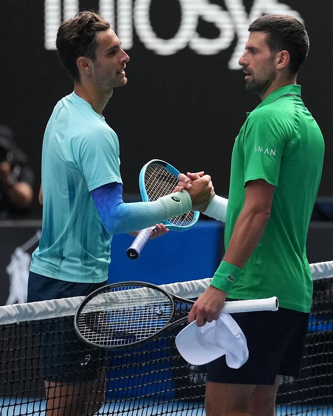 노박 조코비치(오른쪽)가 28일(한국시간) 호주 멜버른에서 열린 2026 호주오픈 테니스 대회 남자 단식 8강전에서 로렌초 무세티를 상대로 기권승을 거둔 뒤 무세티와 인사를 나누고 있다. 멜버른|AP뉴시스