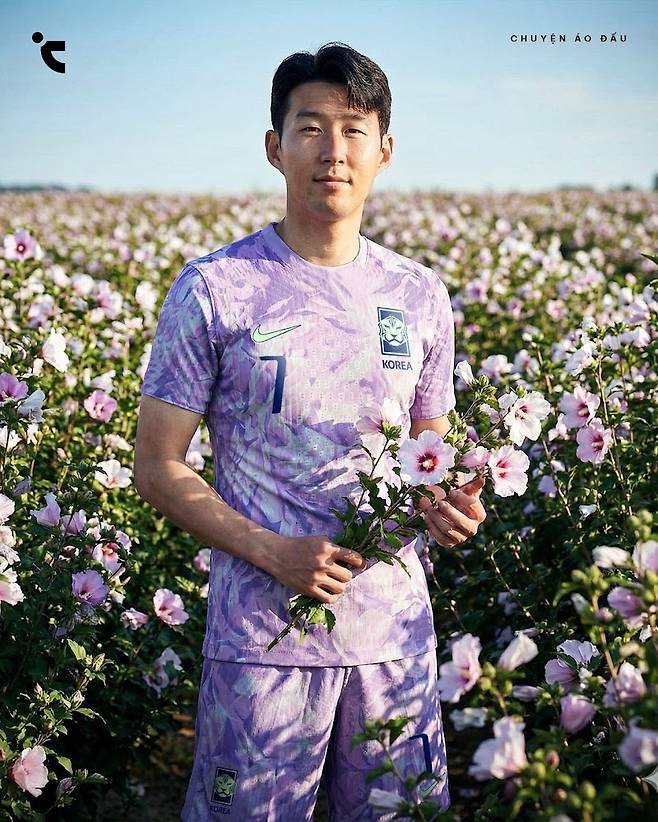 ▲ 푸티 헤드라인스에 따르면 한국의 북중미 월드컵 유니폼은 오는 3월부터 정식 구매가 가능하다. 유니폼의 꽃무늬 그래픽은 한국의 국화인 무궁화를 상징해 불굴의 의지와 영원한 아름다움을 의미하는 것으로 해석된다. ⓒ 푸티 헤드라인스