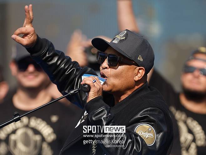 로버츠 다저스 감독에 만족 안 한다…2028 올림픽 미국 대표팀 맡고 싶어