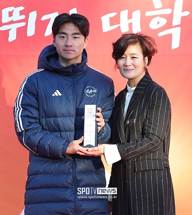 ▲ 중앙대 김수민 한국대학축구연맹 이보애 부회장 ⓒ곽혜미 기자