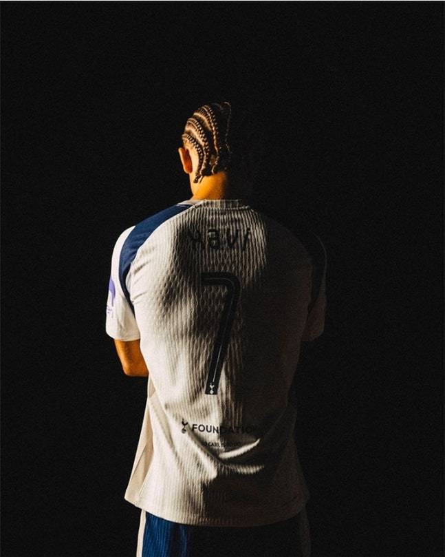 ▲ 토트넘은 단순한 관심을 넘어 구체적인 제안까지 건넸지만 파리 생제르맹의 대답은 싸늘했다. 베일리에 따르면 토트넘은 임대 형식의 영입까지 타진하며 파리 생제르맹의 문을 두드렸으나, 구단은 이강인의 잔류를 최우선으로 내세우며 협상의 여지조차 주지 않았다. 토트넘은 이제 대안을 찾아 나서야 하지만 창의적인 패스 센스와 세트피스 정확도를 갖춘 이강인을 계속 주시할 계획이다.