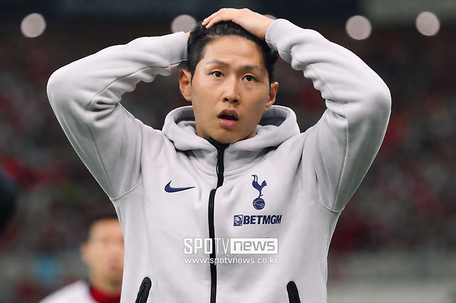 ▲ 토트넘은 단순한 관심을 넘어 구체적인 제안까지 건넸지만 파리 생제르맹의 대답은 싸늘했다. 베일리에 따르면 토트넘은 임대 형식의 영입까지 타진하며 파리 생제르맹의 문을 두드렸으나, 구단은 이강인의 잔류를 최우선으로 내세우며 협상의 여지조차 주지 않았다. 토트넘은 이제 대안을 찾아 나서야 하지만 창의적인 패스 센스와 세트피스 정확도를 갖춘 이강인을 계속 주시할 계획이다.