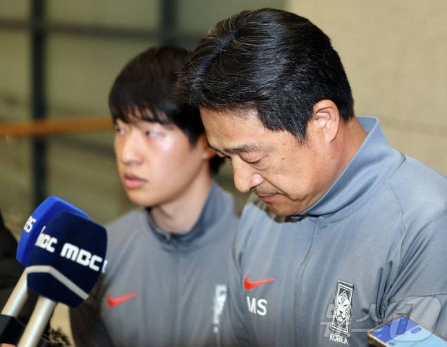 이민성 대한민국 23세 이하(U-23) 축구 대표팀 감독이 25일 오후 인천국제공항을 통해 귀국 후 인터뷰에 앞서 고개 숙여 인사하고 있다. 이민성 감독이 이끄는 축구 대표팀은 김상식 감독의 베트남에 승부차기 끝에 충격적인 패배를 당하며 아시아축구연맹(AFC) U-23 아시안컵을 4위로 마감했다. /사진=뉴스1
