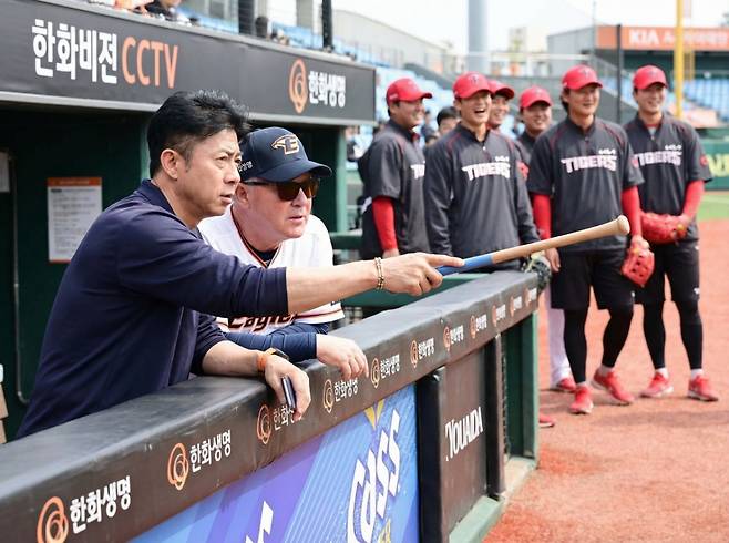 한화 이글스 손혁(왼쪽) 단장과 김경문(왼쪽에서 두 번째) 감독. /사진=AI 활용 합성(한화 이글스, KIA 타이거즈 제공 사진 활용)