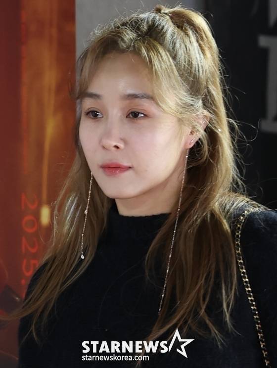 (서울=뉴스1) 권현진 기자 = 배우 옥주현이 21일 서울 송파구 롯데시네마 월드타워점에서 열린 영화 '검은 수녀들'(감독 권혁재) VIP 시사회에 참석하고 있다.   '검은 수녀들'은 강력한 악령에 사로잡힌 소년을 구하기 위해 금지된 의식에 나서는 사람들의 이야기를 그린 영화다. 2025.1.21/뉴스1  Copyright (C) 뉴스1. All rights reserved. 무단 전재 및 재배포,  AI학습 이용 금지. /사진=(서울=뉴스1) 권현진 기자