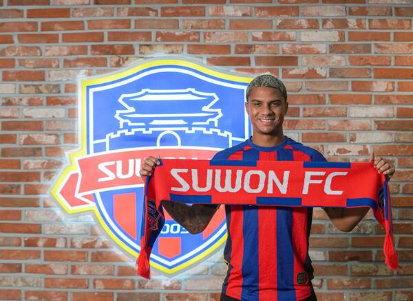 수원FC, 브라질 출신 왼발 센터백 델란 영입.(사진제공=수원FC)