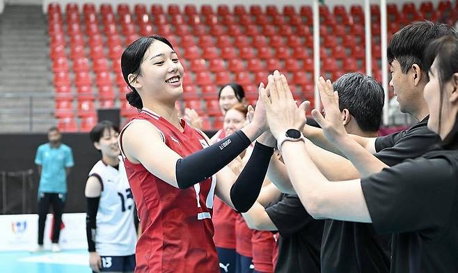 김연경 이을 '여중생 거포' 손서연 (서울=연합뉴스) 대한배구협회 여자경기력향상위원회 위원장을 맡은 박미희 KBSN스포츠 해설위원은 7일 연합뉴스와 인터뷰에서 16세 이하(U-16) 한국 여자배구 대표팀의 주장인 손서연(경해여중)을 '차세대 에이스 재목감'으로 손색이 없다고 했다. 사진은 손서연. 2025.11.7 [아시아배구연맹 페이스북 캡처. 재판매 및 DB 금지] photo@yna.co.kr