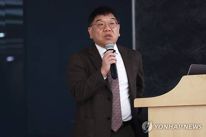 '뉴진스 탬퍼링' 의혹 관련 기자회견 하는 김선웅 변호사 (서울=연합뉴스) 진연수 기자 = 김선웅 법무법인 지암 변호사가 28일 오후 서울 종로구 교원종각빌딩에서 민희진 전 어도어 대표 '뉴진스 탬퍼링' 의혹에 관한 공개 기자회견을 하고 있다. 2026.1.28 jin90@yna.co.kr