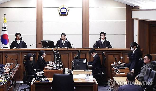 김건희 1심 선고공판 (서울=연합뉴스) 통일교 금품수수 등 혐의로 구속기소된 김건희 여사가 28일 서울중앙지방법원에서 열린 1심 선고공판에서 실형을 선고받고 있다. 
    서울중앙지법 형사합의27부(우인성 부장판사)는 이날 자본시장법 위반 및 정치자금법 위반, 특정범죄 가중처벌법상 알선수재 혐의로 재판에 넘겨진 김 여사에게 징역 1년 8개월과 추징금 1천281만5천원을 선고했다. 2026.1.28 [서울중앙지법 제공. 재판매 및 DB 금지] photo@yna.co.kr