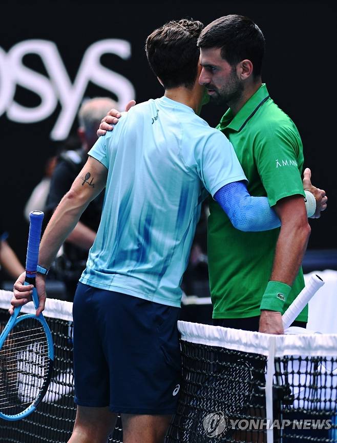 무세티와 포옹하는 조코비치 [로이터=연합뉴스]