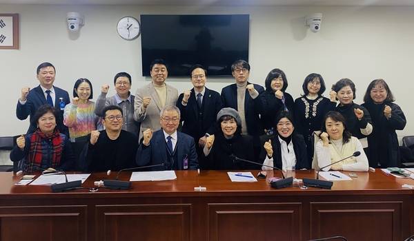 더불어민주당 박주민 의원이 지난 20일 국회 의원회관에서 사립유치원 원장 및 관계자들과 간담회를 열고 현장의 목소리를 청취하는 시간을 마련했다. 2026.1.21 / 박주민 의원실 제공