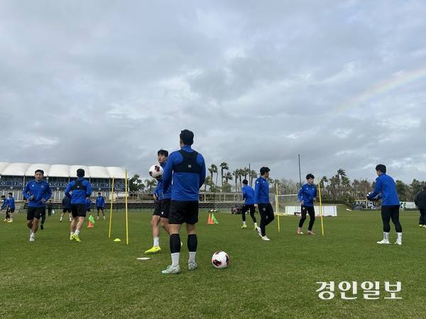 인천 유나이티드 선수단이 2026시즌 동계 전지훈련을 한창 진행 중인 가운데 스페인 안달루시아 하늘에 무지개가 떠있다. 스페인 안달루시아/백효은기자 100@kyeongin.com