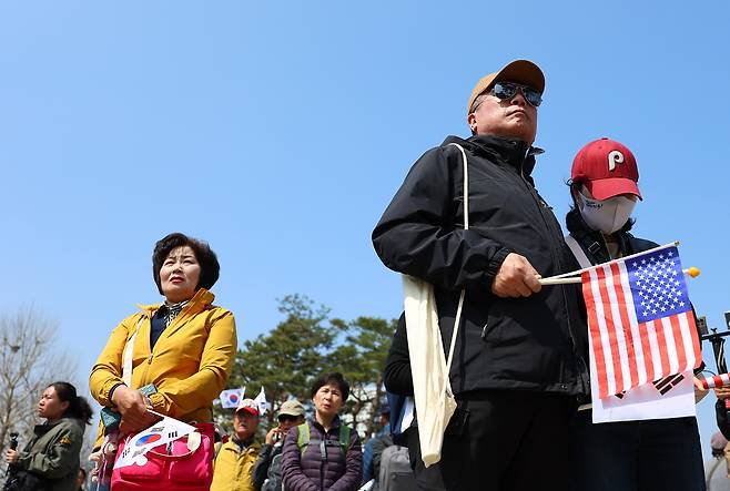 헌재의 윤석열 전 대통령 탄핵 인용이 발표된 2025년 4월 4일 서울 용산 대통령실 인근에서 지지자들이 낙담하고 있다. 2025.4.4 /연합뉴스
