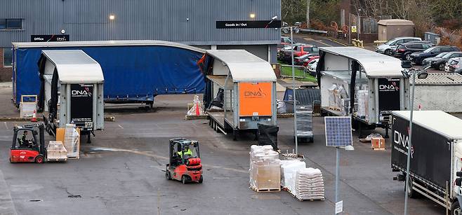 ▲ 개트윅 다이아몬드 경제권(GDB)에서도 가장 큰 규모인 매너 로열 산업단지는 공항 접근성을 바탕으로 600여 개 기업과 3만 개 이상의 일자리를 품은 영국 남동부 최대 산업 클러스터다. 이에 그치지 않고 GDB는 항공·물류·첨단산업 맞춤형 인재를 양성하며, 산업 성장과 교육 투자가 맞물린 지속 가능한 지역경제 모델을 구축하고 있다. 사진은 GDB 산단을 오가는 화물 모습./전광현 기자 maggie@incheonilbo.com
