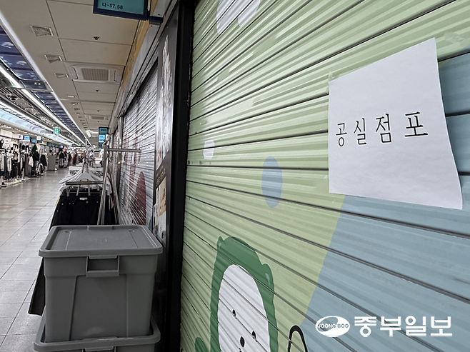 29일 오후 찾은 인천 부평역 지하상가. 닫힌 셔터 위로 '공실점포' 안내문이 붙어 있다. 사진=정수빈 수습기자