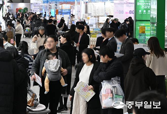 29일 오전 수원시 권선구 수원메쎄에서 열린 코베 베이비페어&유아교육전 전시장이 박람회를 찾은 시민로 북적이고 있다. 임채운기자