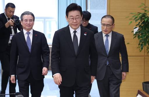 이재명 대통령이 29일 청와대에서 김용범 정책실장, 위성락 국가안보실장과 수석보좌관 회의에 입장하고 있다. /연합뉴스 제공