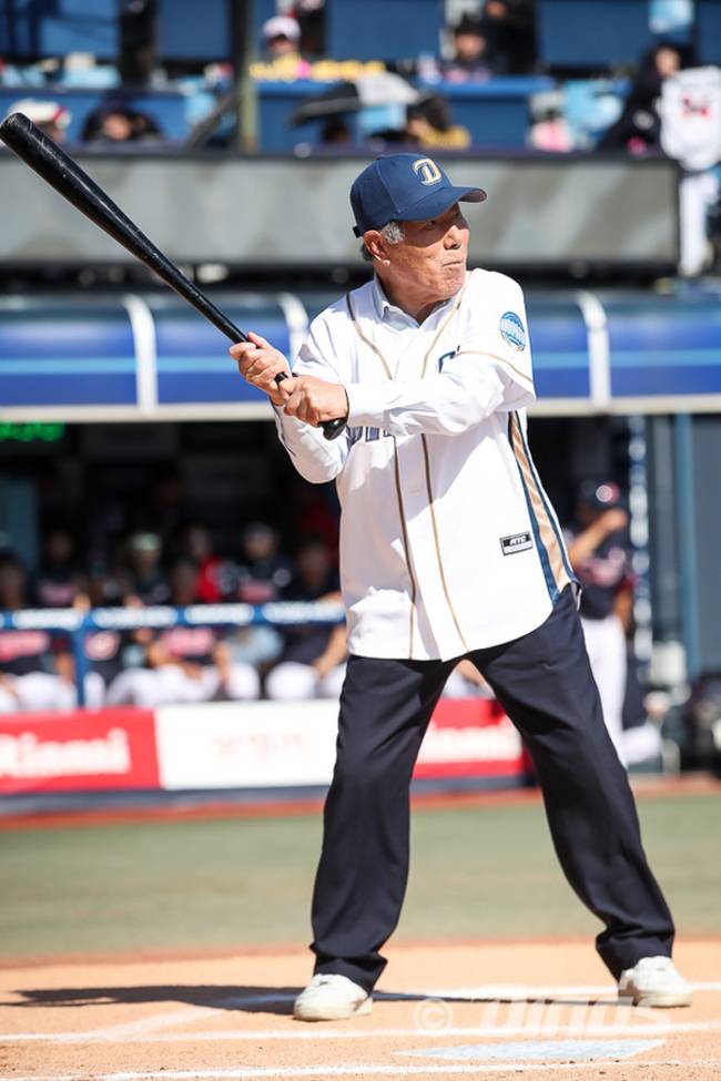 2018년 10월 7일 마산야구장서 열린 마지막 홈경기에 시타자로 나선 고 김성길 선생. / NC 다이노스