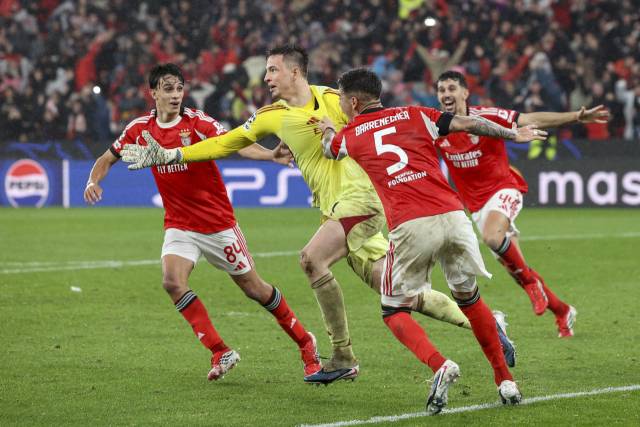 벤피카의 골키퍼 아나톨리 트루빈(가운데)이 29일 포르투갈 리스본에서 열린 2025-2026 UEFA UCL 리그 페이즈 최종전 레알 마드리드와의 경기 후반 추가시간 공격에 가담, 프리킥을 헤더로 연결해 득점한 뒤 동료들과 기쁨을 나누고 있다. EPA 연합뉴스