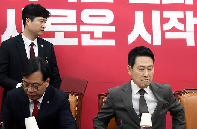 ▲ 29일 국회에서 열린 국민의힘 최고위원회의에서 우재준 청년최고위원이 장동혁 대표와 송언석 원내대표 뒤로 이동하고 있다. 국민의힘 지도부는 이날 한동훈 전 대표에 대한 제명안을 의결했다고 밝혔다. 연합뉴스