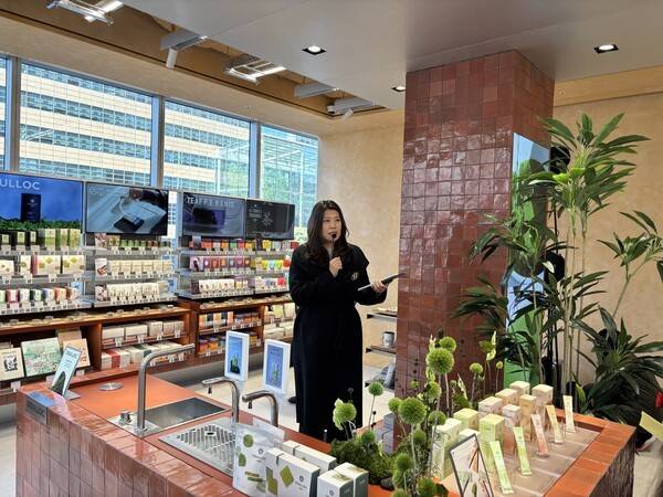 서울 중구 광화문 디타워 올리브베러 1호점에서 관계자가 매장 구성에 대해 설명하는 모습. [출처=이재아 기자]&nbsp;