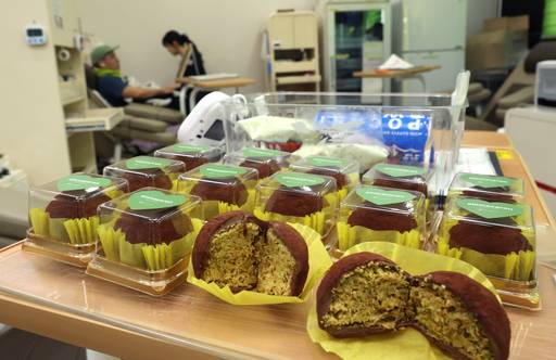 지난 20일 오전 인천 연수구 대한적십자사 인천혈액원내 헌혈의 집에 전혈·혈소판 헌혈자에게 증정할 '두쫀쿠(두바이쫀득쿠키)'가 놓여 있다./뉴시스