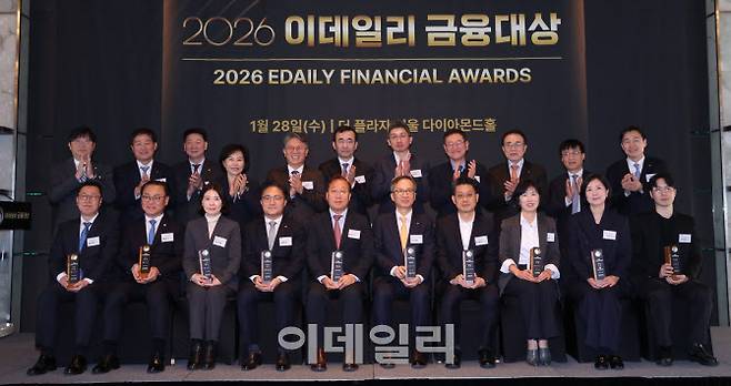 28일 서울 중구 더플라자 다이아몬드홀에서 열린 ‘2026 이데일리 금융대상’ 시상식에서 각 부문 시상자와 수상자들이 기념 촬영하고 있다. 앞줄 왼쪽부터 송영신 신한은행 상무, 배연수 우리은행 부행장, 김근혜 신한라이프생명보험 상무, 배준성 한화손해보험 상무, 윤호영 카카오뱅크 대표이사, 정문철 KB라이프생명보험 사장, 이재형 토스뱅크 Loan Domain Leader, 이은경 KB국민카드 상무, 강신자 애큐온저축은행 소비자보호총괄책임자, 이태호 삼성화재 프로. 뒷줄 왼쪽부터 박상원 금융보안원장, 정완규 여신금융협회장, 오화경 저축은행중앙회장, 김은경 서민금융진흥원장, 곽재선 이데일리 회장, 이세훈 금융감독원 수석부원장, 안창국 금융위원회 상임위원, 김용진 서강대 교수(심사위원장), 조용병 전국은행연합회장, 김철주 생명보험협회장, 이병래 손해보험협회장. (사진=노진환 기자)
