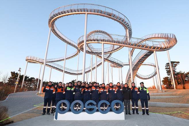 지난 2일 포항 스페이스워크에서 안전을 기원하고 미래 비전 실현을 다짐하는 시무행사에서 참석자들이 기념 촬영하고 있다. (사진=포스코그룹)